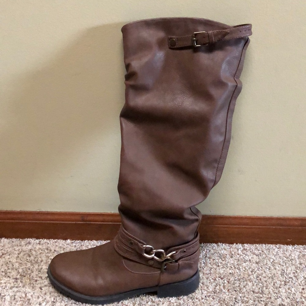 Brown boots; size 7.5